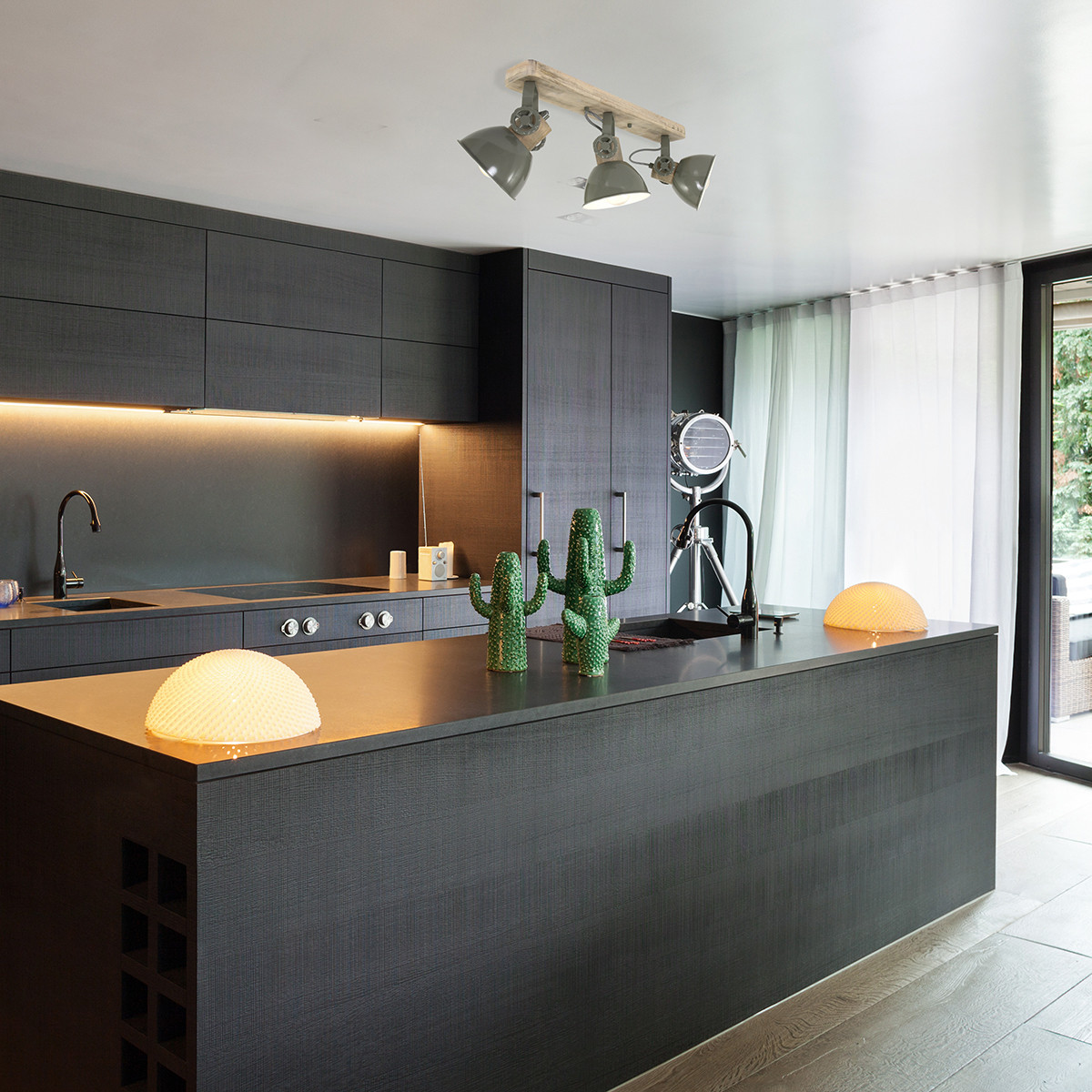 vanthoeftverlichting-voorburg-led-spot-gearwood-hout-3lichts